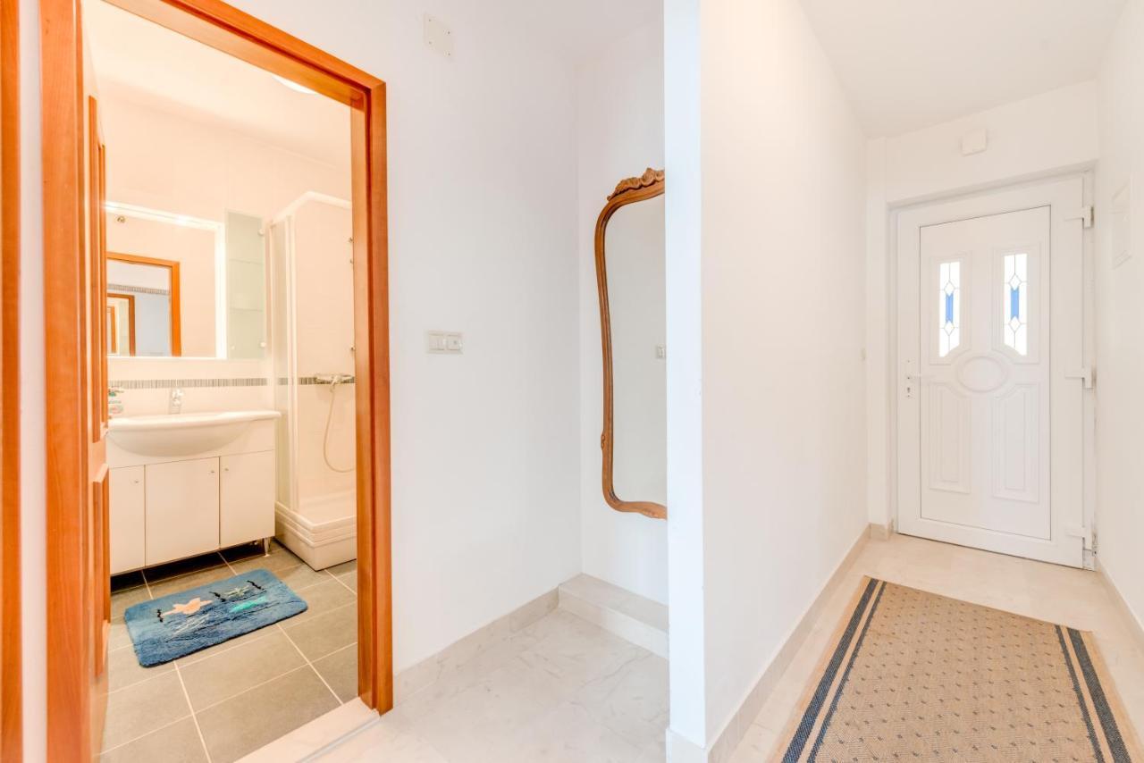 Apartmani Mirta Omis A Exterior foto